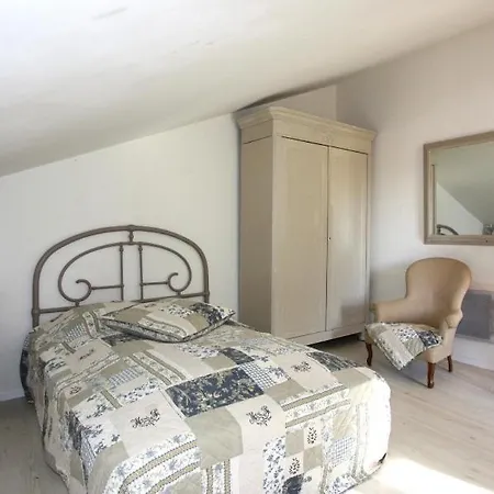 Sleeps 5 Pool Holiday home La Ciotat